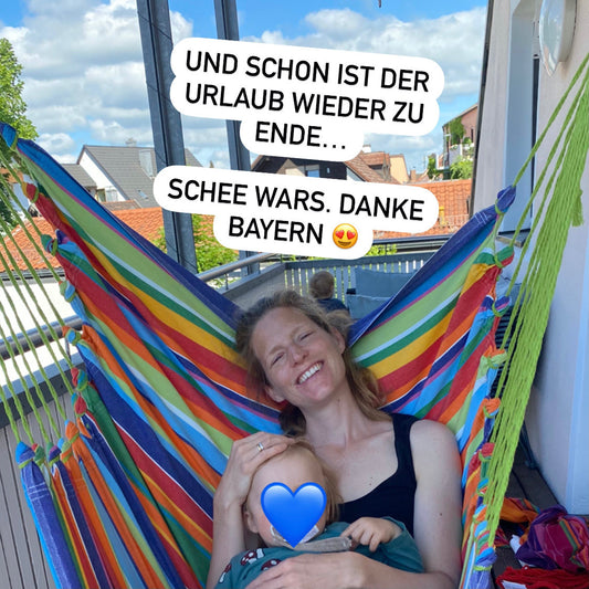 Foto Mama mit Baby in Hängematte auf Balkon. Urlaubsstimmung.