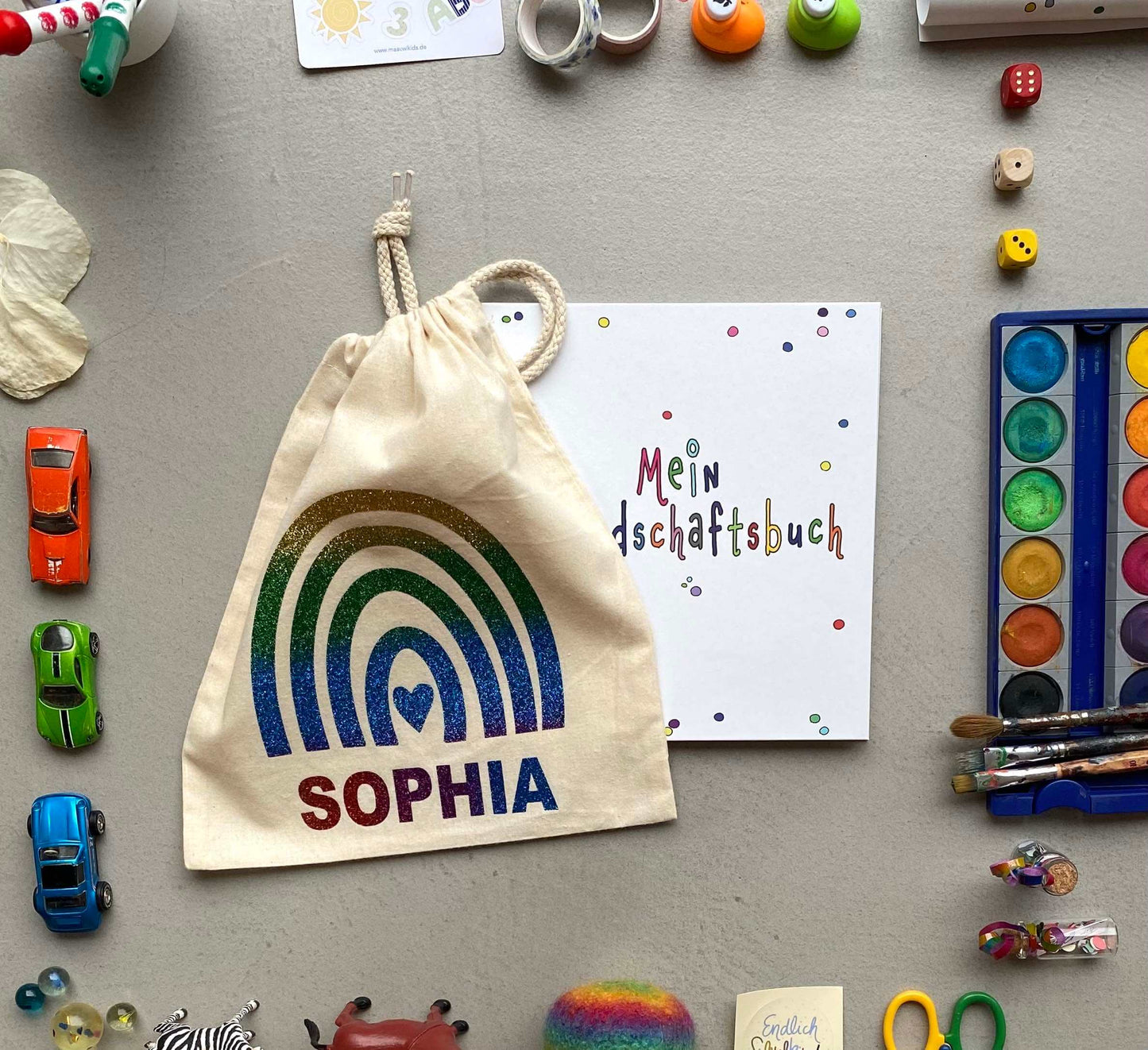 Freundebuch Freundebuch Grundschule Freundebuch neutral Freundebuch Schule Freundebuch Kindergarten Freundschaftsbuch Freundschaftsbuch Kindergarten Kita Freundebuch
Einschulungsgeschenk
Geschenk zur Einschulung
Schulstart
Geschenkidee Kind
Geschenkidee Mädchen
Geschenkidee Junge
personalisiertes Geschenk
bedruckte Tasche
Tasche mit Wunschname
Regenbogen Glitzer Print