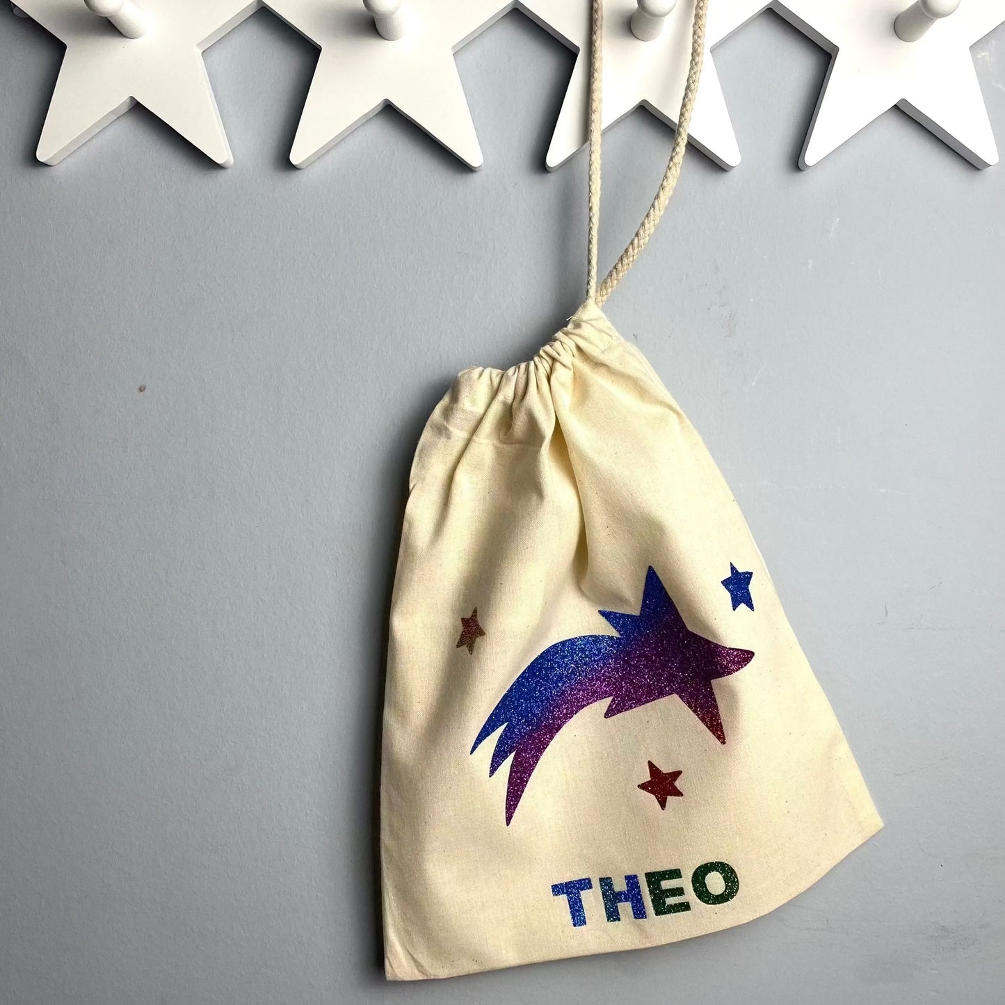 Geschenkset Freundebuch Grundschule Freundebuch neutral Freundebuch Schule Freundebuch Kindergarten Freundschaftsbuch Freundschaftsbuch Kindergarten Kita FreundebuchEinschulungsgeschenkGeschenk zur EinschulungSchulstartGeschenkidee KindGeschenkidee MädchenGeschenkidee Jungepersonalisiertes Geschenkbedruckte TascheTasche mit WunschnameRegenbogen Glitzer Print