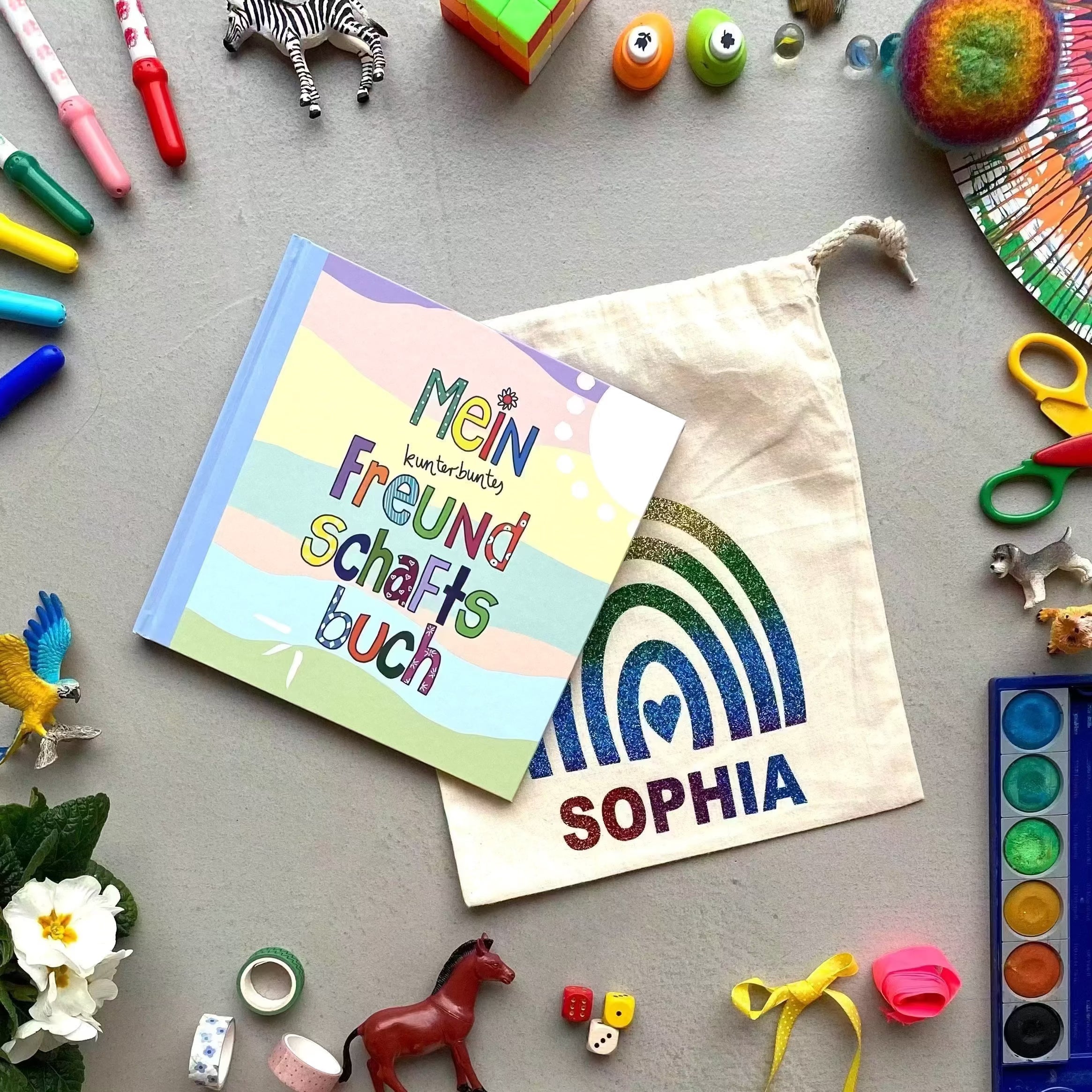 Geschenkset Freundebuch Grundschule Freundebuch neutral Freundebuch Schule Freundebuch Kindergarten Freundschaftsbuch Freundschaftsbuch Kindergarten Kita FreundebuchEinschulungsgeschenkGeschenk zur EinschulungSchulstartGeschenkidee KindGeschenkidee MädchenGeschenkidee Jungepersonalisiertes Geschenkbedruckte TascheTasche mit WunschnameRegenbogen Glitzer Print