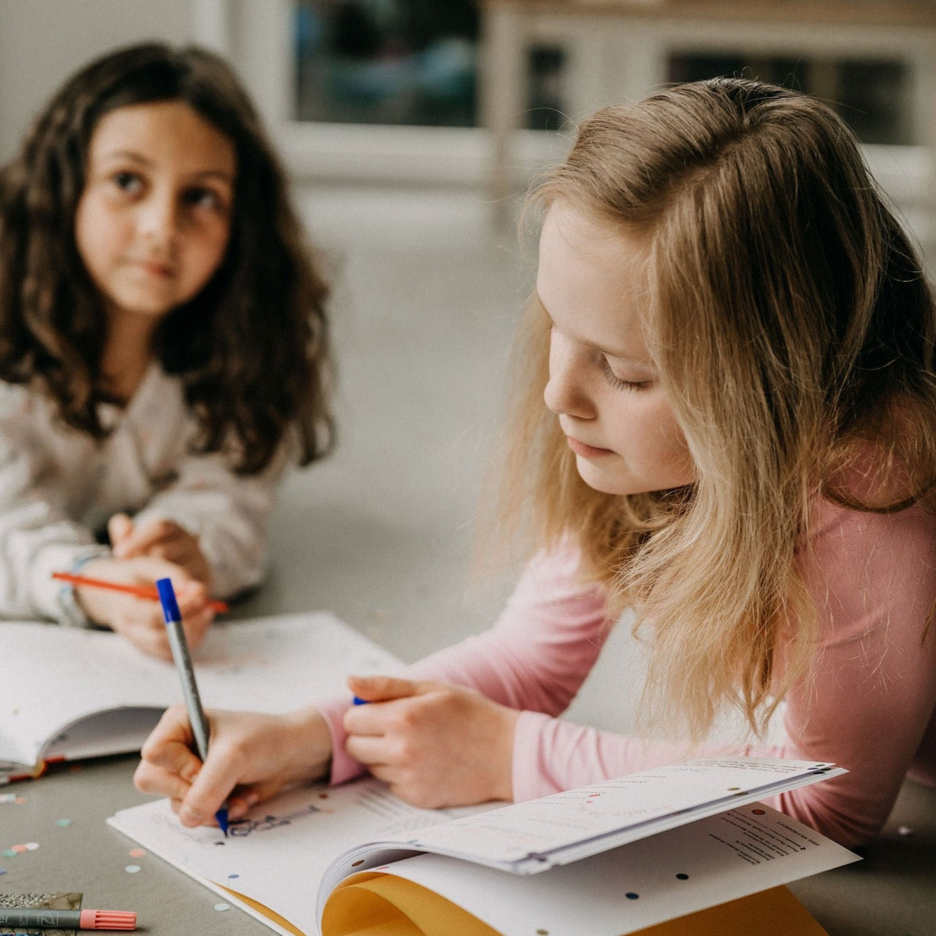Set Freundschaftsbuch & Tasche Pünktchen Kinder füllen Freundschaftsbuch aus